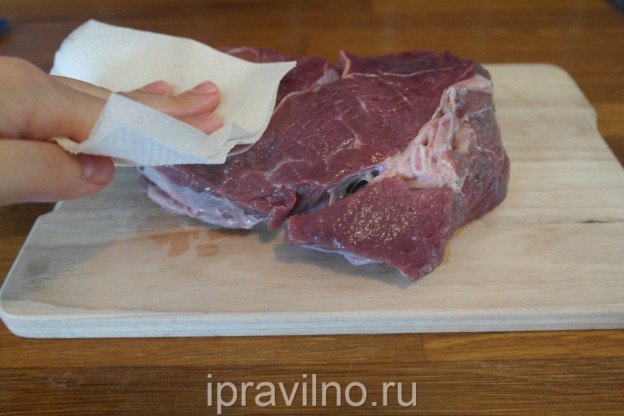 מניחים את הבשר בשרוול בתבנית אפייה, שרוול האפייה חייב להיות אטום בחוט מיוחד (בדרך כלל עם שקיות אפייה)