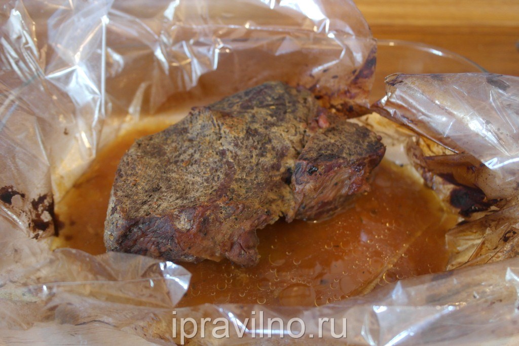 מוציאים את הבשר חזרה לתנור במשך 20 דקות, כך שהבשר מכוסה בחוט קטן