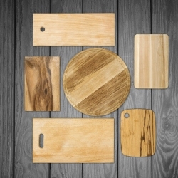 Материалы для изготовления кухонной доски   Для изготовления разделочной доски используются такие материалы как:   - дерево,   - так называемый  бамбук, на самом деле из прессованной травы,   - пластик, пластик,   - резина,   - твердый пластик, многослойный,   - стекло,   - камень (например, мрамор),   сталь   Самые традиционные доски - это деревянные, хотя сама древесина имеет много разновидностей